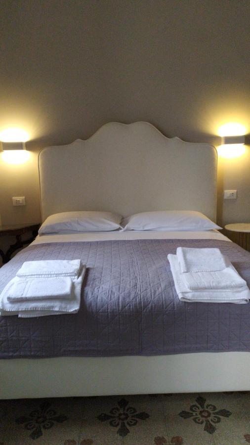 B&B Suite 44 佩萨罗 外观 照片